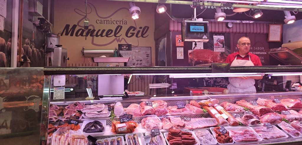 Carne fresca de ternera, cordero lechal y cochinillo en carnicería del puesto 65-66