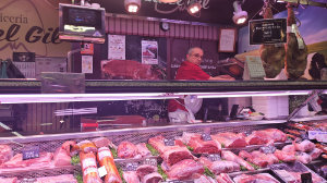 Carne fresca de ternera, cordero lechal y cochinillo en carnicería del puesto 65-66"