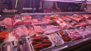 Carne fresca de ternera, cordero lechal y cochinillo en carnicería del puesto 65-66"