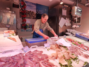 Pulpo cocido, bogavante y percebes en puesto 82-83 Mercado Santa María de la Cabeza