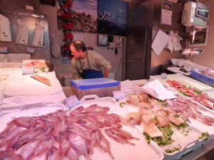 Pulpo cocido, bogavante y percebes en puesto 82-83 Mercado Santa María de la Cabeza