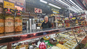 Vinos, legumbres y conservas en tienda de alimentación del puesto 4-5-6