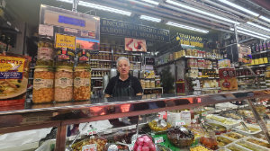 Vinos, legumbres y conservas en tienda de alimentación del puesto 4-5-6