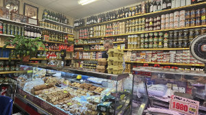 Vinos, legumbres y conservas en tienda de alimentación del puesto 4-5-6
