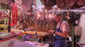 Embutidos ibéricos puesto 122 Mercado Santa María de la Cabeza