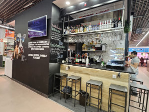 Venta de carne y comida para llevar en puesto 75-86 Mercado Santa María de la Cabeza