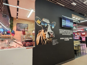 Venta de carne y comida para llevar en puesto 75-86 Mercado Santa María de la Cabeza