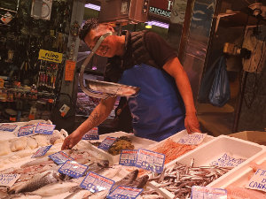 Pescados y mariscos en puesto 69-70 Mercado Santa María de la Cabeza