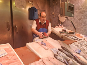 Pescados y mariscos en puesto 69-70 Mercado Santa María de la Cabeza