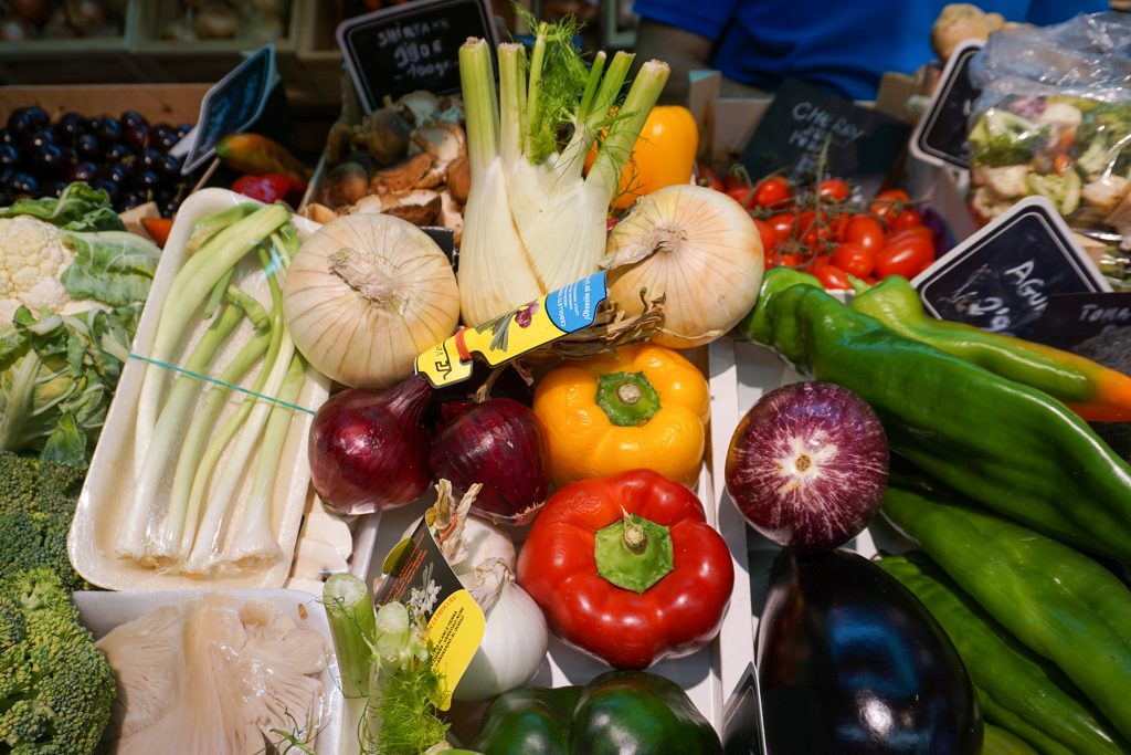 Bodegón de frutas y verduras frescas