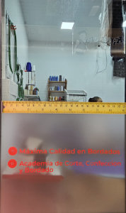 Puesto de arreglos de costura ABT en el Mercado Santa María de la Cabeza - Ajustes de ropa, dobladillos, cremalleras y reparaciones