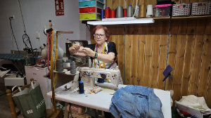 A Tola de mi Gitana en el Mercado Santa María de la Cabeza - Arreglos de costura, ajustes de ropa, y personalización textil