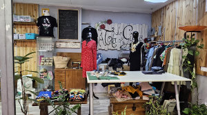 A Tola de mi Gitana en el Mercado Santa María de la Cabeza - Arreglos de costura, ajustes de ropa, y personalización textil