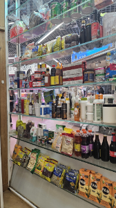 Tienda Latina Algo Dulce en el puesto 28 del Mercado Santa María de la Cabeza - Productos latinos, postres y golosinas