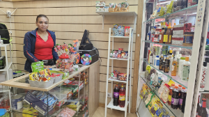 Tienda Latina Algo Dulce en el puesto 28 del Mercado Santa María de la Cabeza - Productos latinos, postres y golosinas
